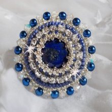 Anello Blue Nile ricamato con lapislazzuli e cristalli Swarovski